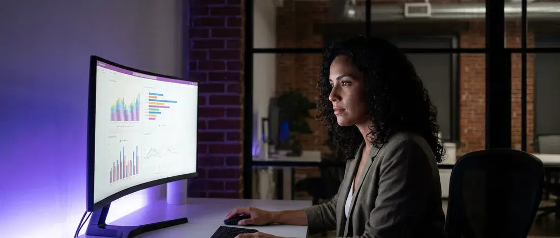 Analista financeiro revisando o painel de pagamentos