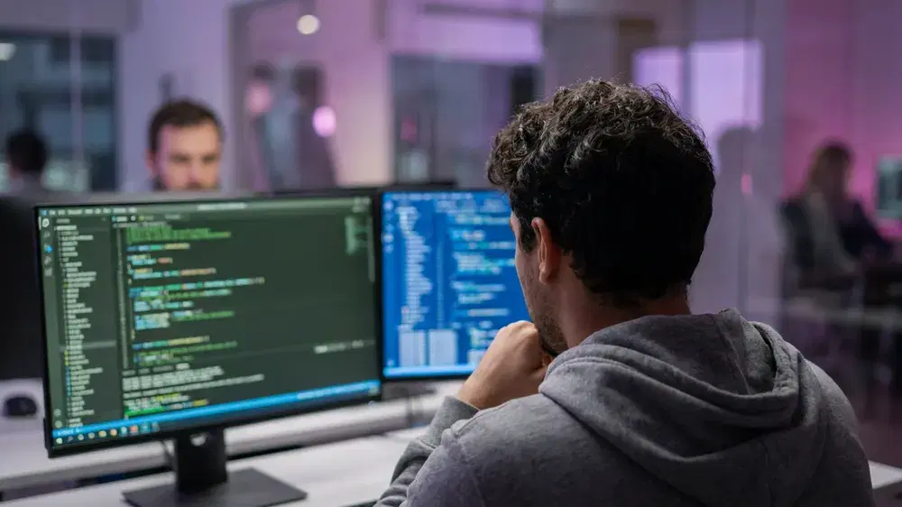 Desenvolvedor do escritório integrando a API da Spedy