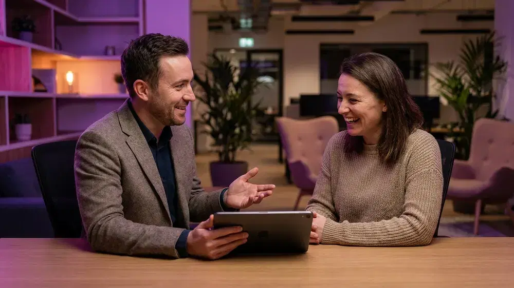 Contador apresentando a Spedy para um cliente no escritório